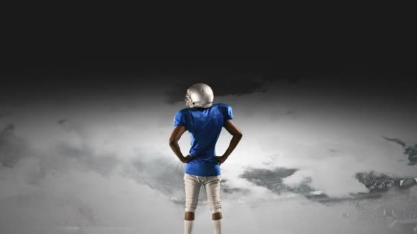 一个非洲裔美国足球运动员站在雾气弥漫的球场上的数字动画 — 图库视频影像