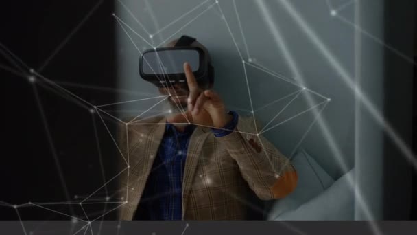 Цифровая Композиция Человека Сидящего Диване Наушниках Виртуальной Реальности Соединенными Линиями — стоковое видео