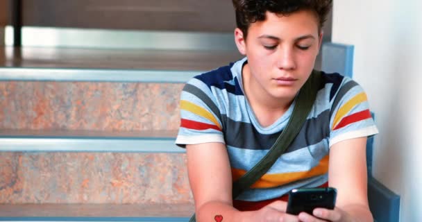 Composto Digital Menino Caucasiano Sentado Nas Escadas Sorrindo Enquanto Mensagens — Vídeo de Stock
