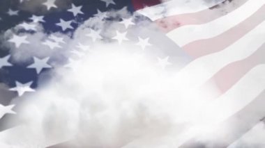 Amerikan bayrağı sallayarak ve bulutlu bir gökyüzü arka plan dijital kompozit