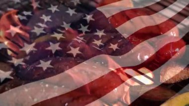 Bir sosis ızgara ve ön planda sallayarak bir Amerikan bayrağı dijital kompozit