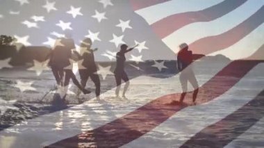 Ön planda sallayan bir Amerikan bayrağı ile plajda eğlenmek arkadaş dijital kompozit
