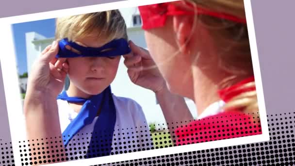 一位白种妇女穿着带有照片边框效果的服装 在儿子身上穿着超级英雄服装 他们在前院扮演超级英雄 — 图库视频影像