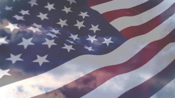 Ψηφιακή Σύνθεση Αμερικανικής Σημαίας Που Χαιρετάει Καθαρό Γαλάζιο Ουρανό — Αρχείο Βίντεο