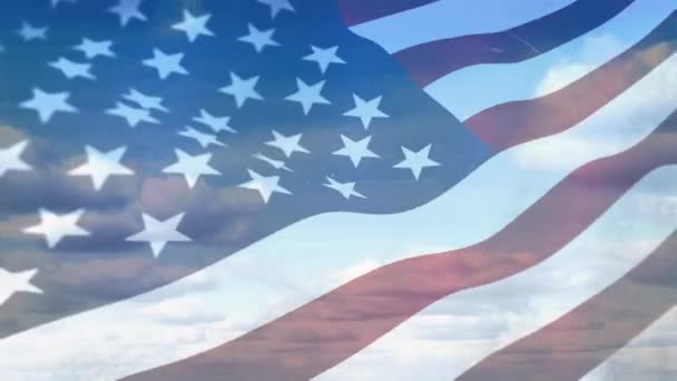 明るい曇りの空の背景を持つアメリカの旗のデジタルコンポジット — ストック動画