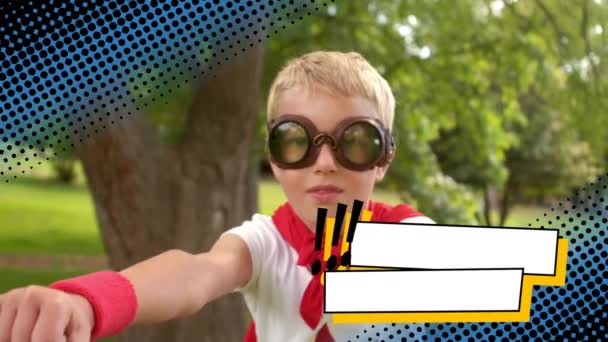 Крупним Планом Трохи Кавказький Хлопчик Носить Супергероя Костюм Прикидаючись Літати — стокове відео