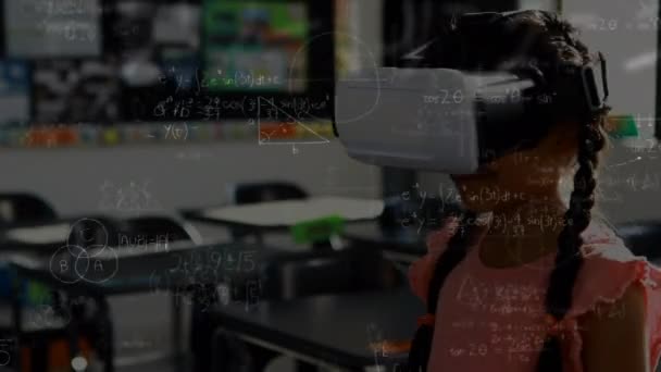 前景で方程式を動かす教室でバーチャルリアリティヘッドセットを装着した少女のデジタルコンポジット — ストック動画