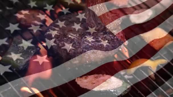 汉堡烧烤的数字合成和在前景中挥舞的美国国旗 — 图库视频影像