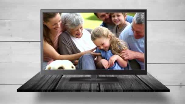 桌上平板电视的数字动画 屏幕上有家庭与祖父母的亲密关系 — 图库视频影像