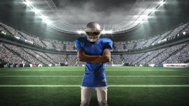 Bir futbol sahasında ayakta duran bir Afrikalı-Amerikalı futbolcu ön görünümü