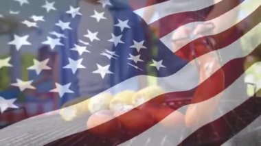 Ön planda sallanan bir Amerikan bayrağı ile ızgara üzerinde yemek arkadaşlar Dijital kompozit