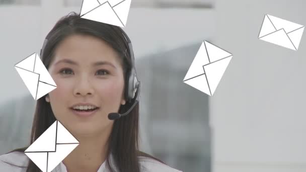 前景にドロップメッセージアイコンと彼女のヘッドセットに話してアジアのコールセンターエージェントのデジタル複合体 — ストック動画