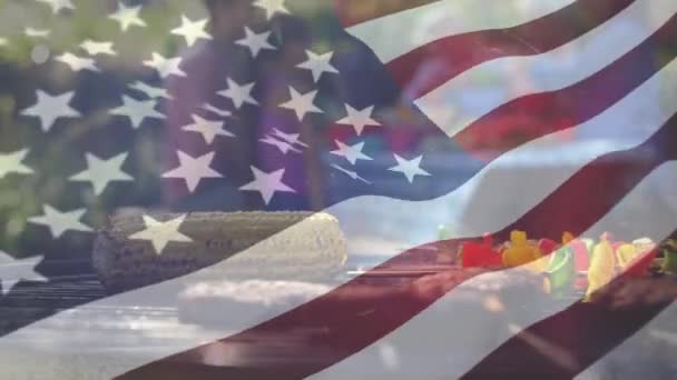 Digitale Animation Eines Grills Vordergrund Weht Eine Amerikanische Flagge Dahinter — Stockvideo