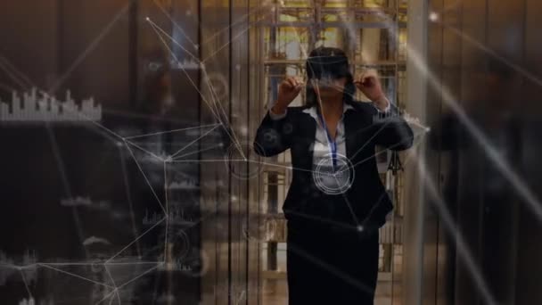 Compuesto Digital Una Mujer Negocios Que Lleva Casco Realidad Virtual — Vídeo de stock