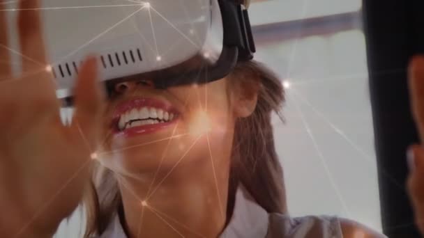 Compuesto Digital Una Mujer Caucásica Divirtiéndose Usando Auricular Realidad Virtual — Vídeo de stock