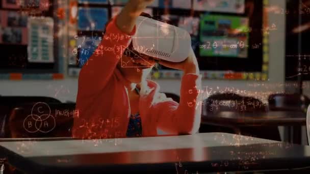一个小女孩在教室里的数字合成 她戴着虚拟现实耳机 在前景中飞行着方程和图形 — 图库视频影像