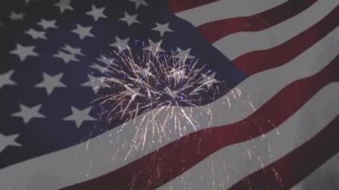 Ön planda sallanan bir Amerikan bayrağı ile bir havai fişek gösterisi kutlama dijital kompozit