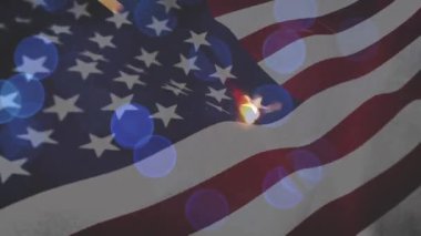 Arka planda Bengal ışıkları ile rüzgara karşı sallayarak bir Amerikan bayrağı dijital kompozit