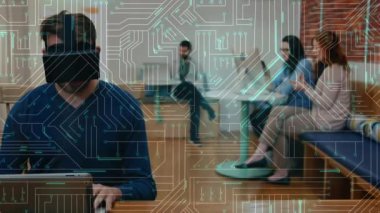 Sanal gerçeklik kulaklığı ve ön planda bir devre kartı takarken, bilgisayarda Kafkas bir adamın dijital bileşimi. Onların cihazlarda diğer insanlar n arka planda görülür