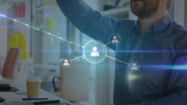 Bir toplantı masasında otururken sanal gerçeklik kulaklığı takan Kafkas bir adamın dijital bileşimi. Ön plan çizgileri ile bağlı profil simgeleri ile yayımlandı