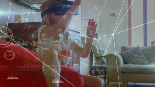 Composite numérique d'une petite fille caucasienne agitant les mains tout en portant un casque de réalité virtuelle avec des points et des lignes connectés au premier plan 