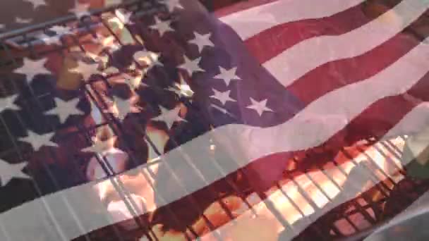 Digital Composite Einer Amerikanischen Flagge Weht Und Grill Flammen Ist — Stockvideo