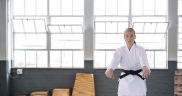 Vista Frontal Cinturón Negro Femenino Caucásico Mostrando Sus Habilidades Gimnasio — Vídeos de Stock