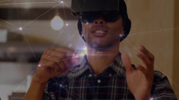 一个非洲裔美国人戴着虚拟现实耳机的数字合成 连接的点和线在前景中移动 — 图库视频影像