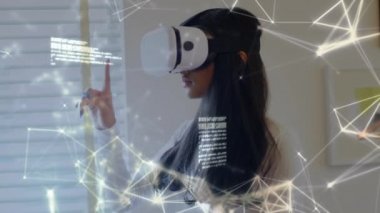 Ön planda bağlı çizgiler ve noktalarla sanal gerçeklik kulaklığı takarken havada kaydırma sağlayan bir kadının dijital bileşimi