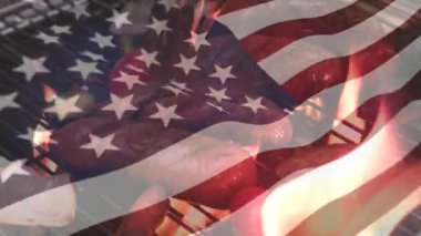 Sosis ve domates ızgara dijital kompozit ve ön planda sallayarak bir Amerikan bayrağı