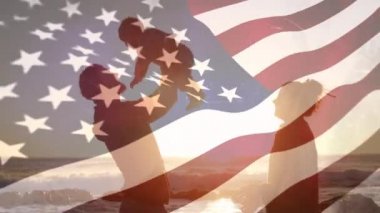 Ön planda sallayarak bir bayrak ile gün batımı sahilde eğlenmek bebeğiyle bir çift dijital kompozit