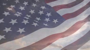 Ön planda sallanan bir Amerikan bayrağı ile berrak mavi gökyüzü dijital kompozit