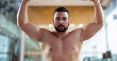 Bir gömleksiz Kafkas vücut geliştirmeci ön görünümü dumbbells 4k ile çalışma