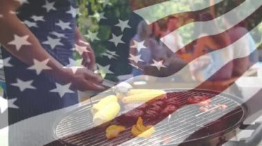 Ön planda sallayarak bir Amerikan bayrağı ile bir barbekü piknikte arkadaşlar Dijital kompozit