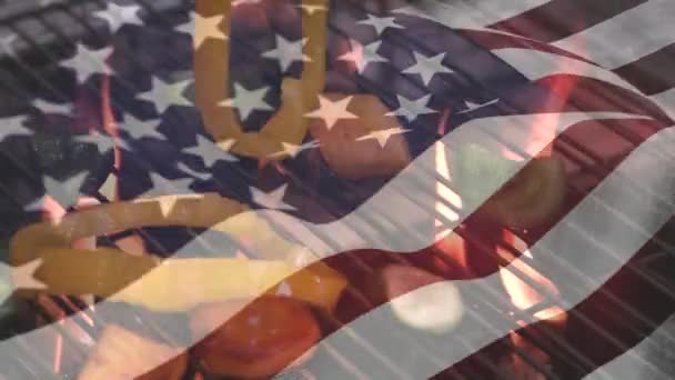 Domates Soğan Izgara Dijital Kompozit Planda Feragat Bir Amerikan Bayrağı — Stok video