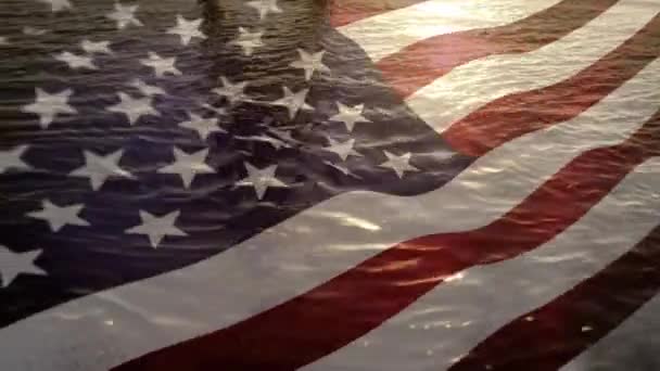 前景に手を振るアメリカ国旗を持つ海の眺めのデジタルコンポジット — ストック動画