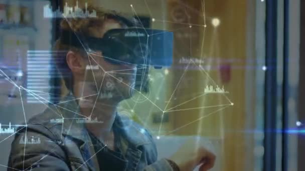 Composite Numérique Homme Caucasien Portant Casque Réalité Virtuelle Avec Des — Video