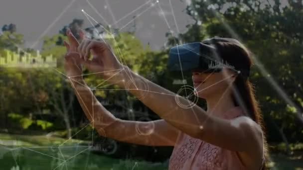 Compuesto Digital Una Mujer Caucásica Con Auriculares Realidad Virtual Patio — Vídeos de Stock