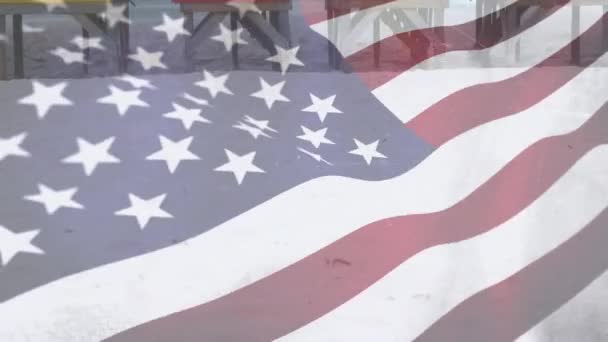 前景に手を振るアメリカの旗を持つ砂の上のビーチハウスのデジタルコンポジット — ストック動画