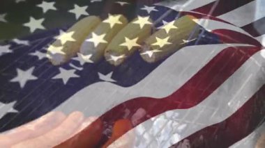 Ön planda sallanan bir Amerikan bayrağı ile ızgara üzerinde pişirme Dijital kompozit