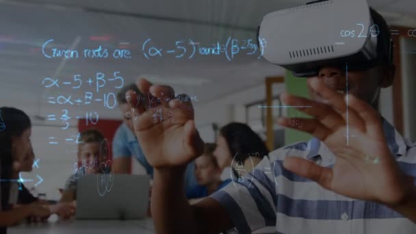 一个年轻的非洲裔美国男子戴着虚拟现实耳机的数字合成 前景是图形和方程式 在他身后是一群同事在讨论一台笔记本电脑 — 图库视频影像
