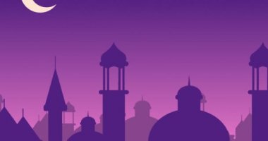 Gümüş parıltılı Ramazan Mübarek'in, yıldızlarla ve hilal ayile beyaza asılı camin siluetleri ve fenerlerinden oluşan mor bir arka planla selamlaması dijital olarak oluşturulmuş animasyonu