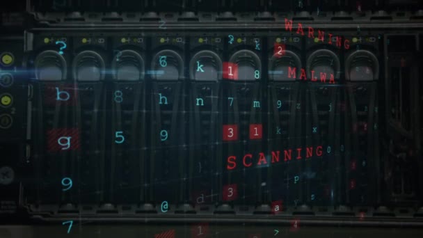 緑色のライトが点滅するサーバー タワーの背面のデジタル アニメーション サイバー攻撃に関連する単語に形成されるランダムな文字を移動する — ストック動画