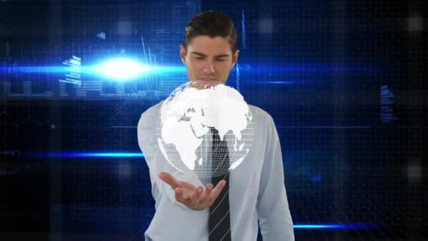 正式な服装で若い白人男性ビジネスマンの半身図 彼は手を上げて回転する地球ホログラムを投影した テクノブルーの背景にランダムに移動するデジタルコード スクリプト バーのシネマティックビュー — ストック動画