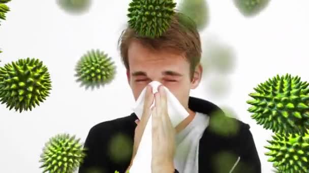 ランダムな緑色の花粉粒が彼に向かって動いているくしゃみ若い白人男性のクローズアップビュー — ストック動画