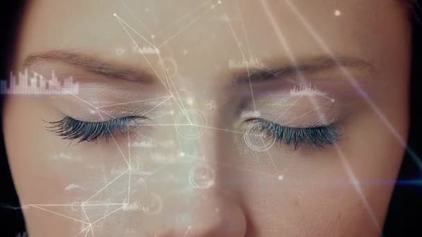 女性开口的蓝眼睛的特写视图 并查看具有一系列移动区块链循环和带图形的连接线的屏幕 — 图库视频影像