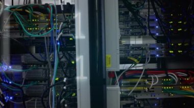 Aktif bilgisayar sunucularının panoramik görünümü ve ön planda düşen ikili basamaklar