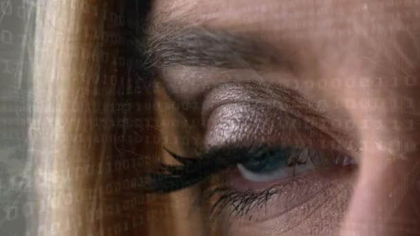 女性右眼开口的特写视图 以一系列移动的二进制数字作为前景 — 图库视频影像