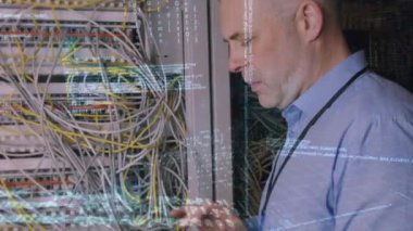 Bir bilgisayar sunucusu teftiş ve sonra gülümsedi orta yaşlı beyaz erkek teknisyen in yakın çekim görünümü. Bilgisayar kodlarının ve komut dosyalarının ön planda rastgele sinematik görünümü