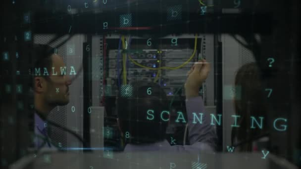 聚焦三个年轻的混合种族计算机技术人员在服务器机房中进行维护 关于网络攻击作为前景的随机移动词 — 图库视频影像